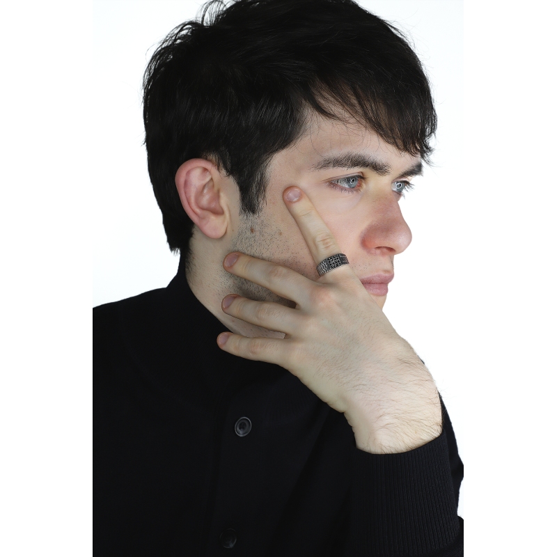 Anillo para hombre en oro blanco de 18k con pavé Anillo para hombre en oro blanco de 18k con pavé