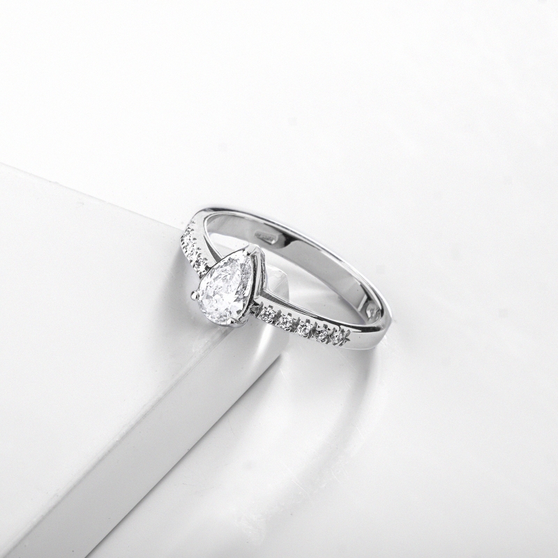 Anillo con diamante corte corazón 0,50 ct GIA en oro blanco 18k Anillo con diamante corte corazón 0,50 ct GIA en oro blanco 18k
