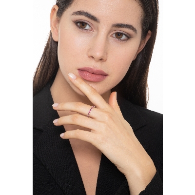 Anillo Eternity en oro blanco 18 quilates con rubíes 