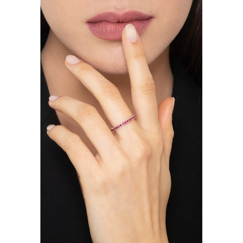 Anillo Eternity en oro blanco 18 quilates con rubíes  Anillo Eternity en oro blanco 18 quilates con rubíes