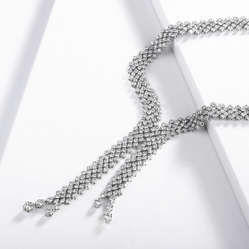 Collar en Y de diseño en oro blanco 18k con pavé de diamantes