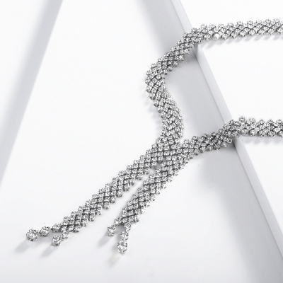 Collar diseño en oro blanco de 18k con diamantes 