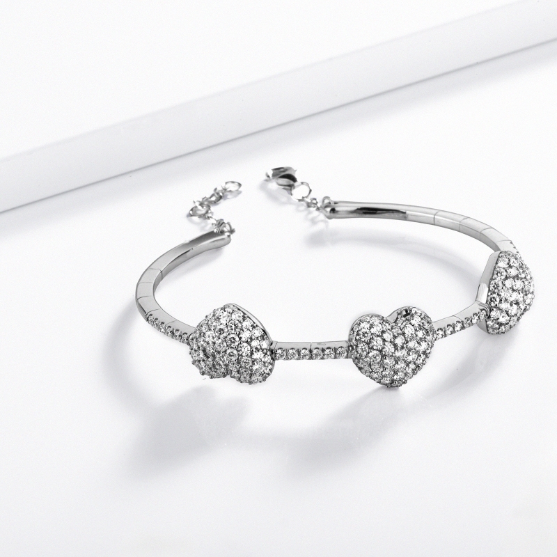 Pulsera de oro blanco y diamantes con tres corazones Pulsera de oro blanco y diamantes con tres corazones