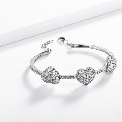 Pulsera de oro blanco y diamantes con tres corazones