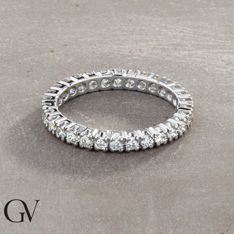 Anillo de eternidad en oro blanco de 18 kilates y diamantes  Anillo de eternidad en oro blanco de 18 kilates y diamantes