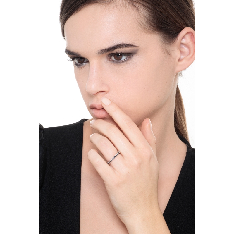 Anillo Eternity a griffe en oro blanco 18k con diamantes negros