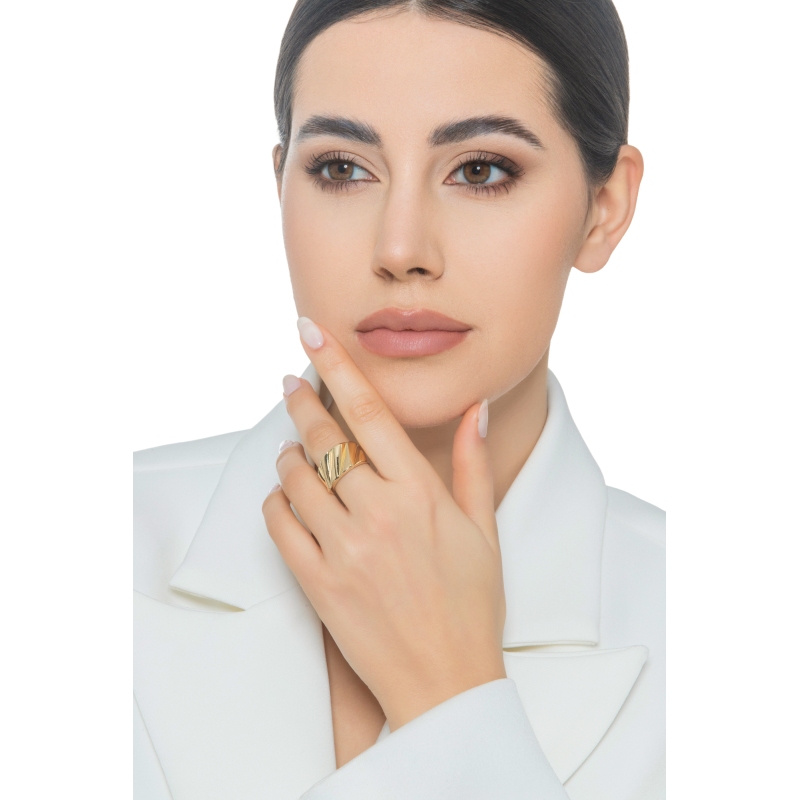 Anillo de banda ondulada en oro amarillo 18k Anillo de banda ondulada en oro amarillo 18k