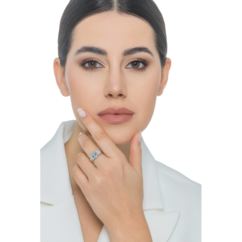 Anillo en oro blanco de 18k con aguamarina y diamantes Anillo en oro blanco de 18k con aguamarina y diamantes