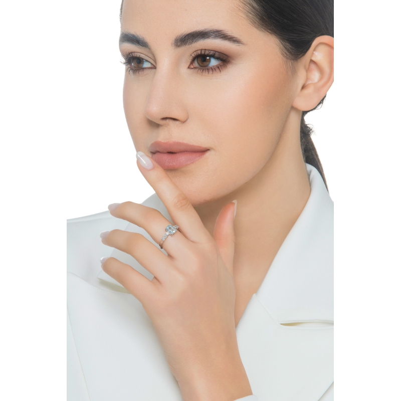 Anillo con brillantes y aguamarina  Anillo con brillantes y aguamarina