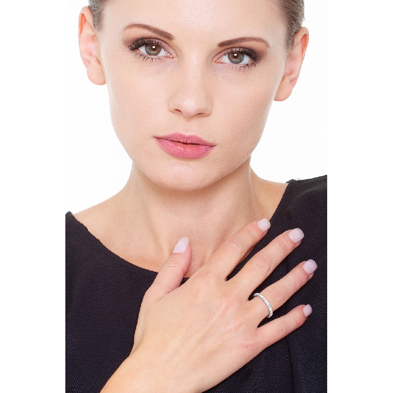 Anillo de eternidad en oro blanco de 18 kilates rodeado de diamantes  Anillo de eternidad en oro blanco de 18 kilates rodeado de diamantes