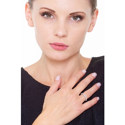 Anillo de eternidad en oro blanco de 18 kilates rodeado de diamantes 