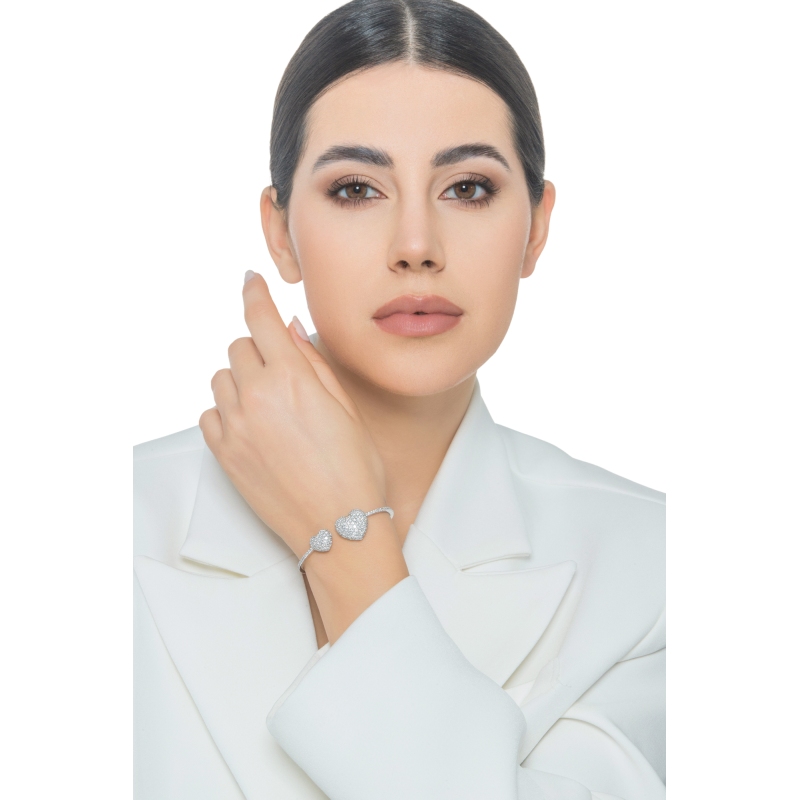 Brazalete en oro blanco 18k con dos corazones de diamantes Brazalete en oro blanco 18k con dos corazones de diamantes