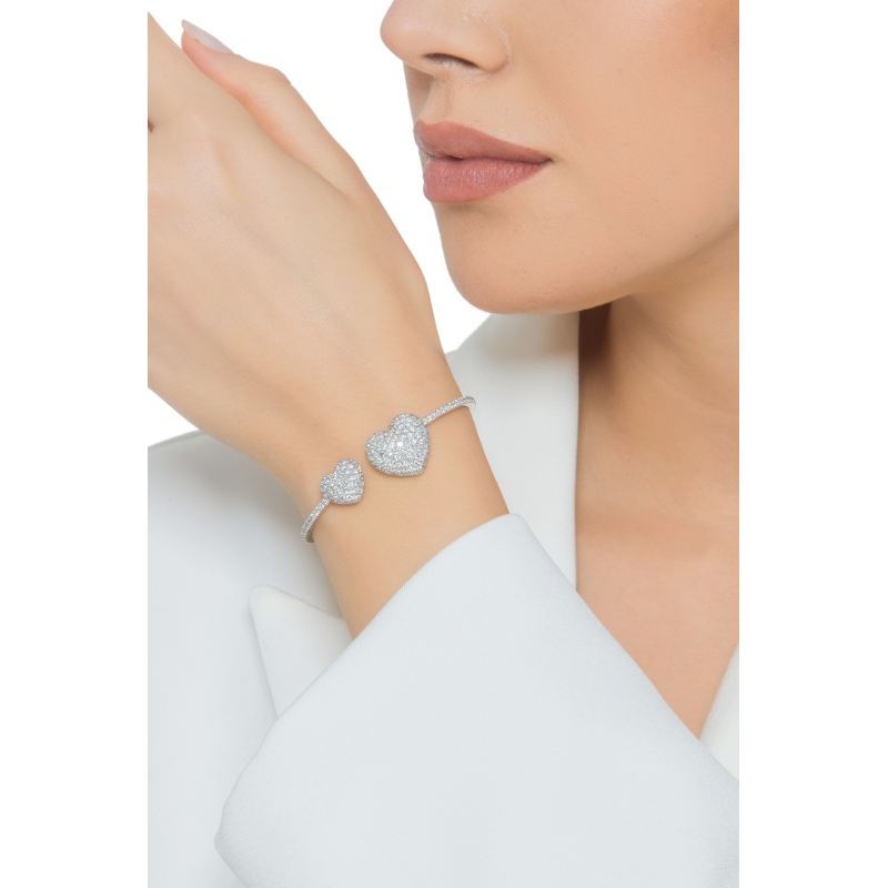 Brazalete en oro blanco 18k con dos corazones de diamantes Brazalete en oro blanco 18k con dos corazones de diamantes