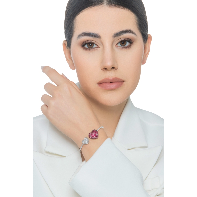 Brazalete en oro blanco 18k con dos corazones en rubíes y diamantes