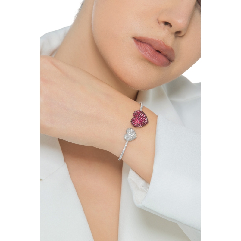 Brazalete en oro blanco 18k con dos corazones en rubíes y diamantes