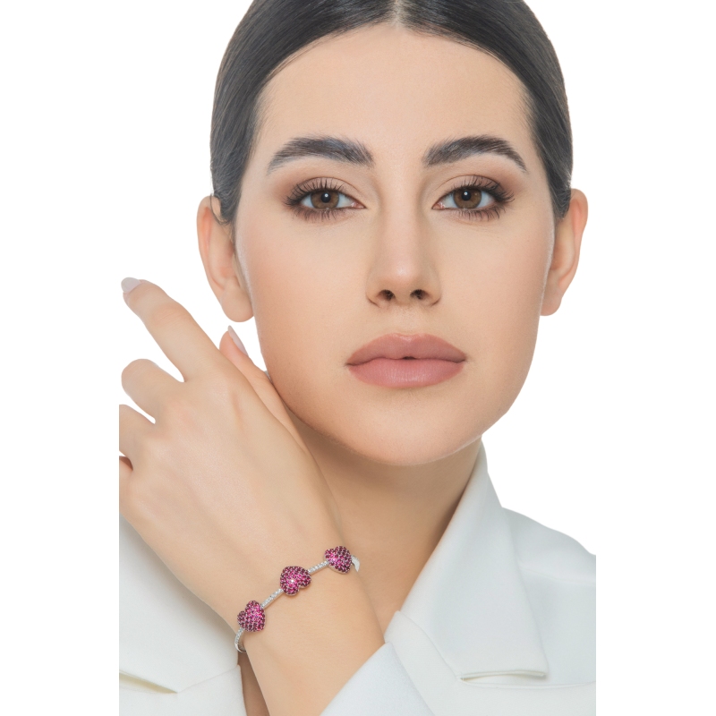 Brazalete en oro blanco 18k con 3 corazones en rubíes y diamantes  Brazalete en oro blanco 18k con 3 corazones en rubíes y diamantes