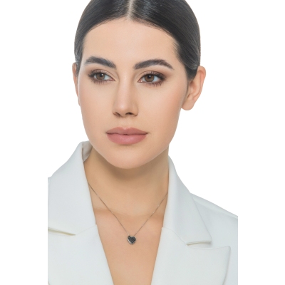 Collar de oro blanco 18k corazón con pavé diamantes negros