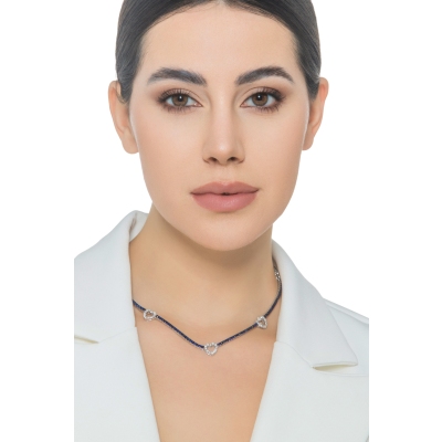 Gargantilla tenis en oro blanco de 18k con zafiros azules y corazones 