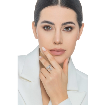 Anillo corazón en oro blanco de 18k con diamantes