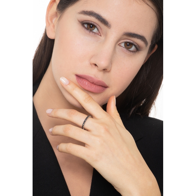 Anillo eternidad en oro blanco de 18 quilates con diamantes negros y acabados ennegrecidos Anillo eternidad en oro blanco de 18 quilates con diamantes negros y acabados ennegrecidos