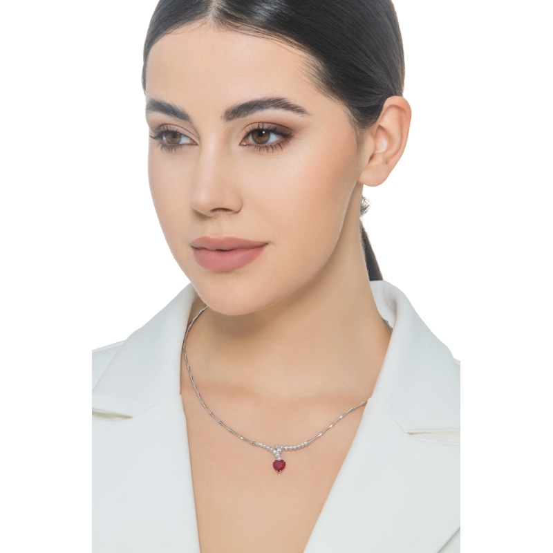 Collar de oro blanco de 18k con rubí corte corazón