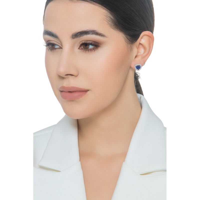 Pendientes de oro blanco de 18k con zafiro azul en corte corazón Pendientes de oro blanco de 18k con zafiro azul en corte corazón
