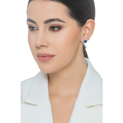 Pendientes de oro blanco de 18k con zafiro azul en corte corazón