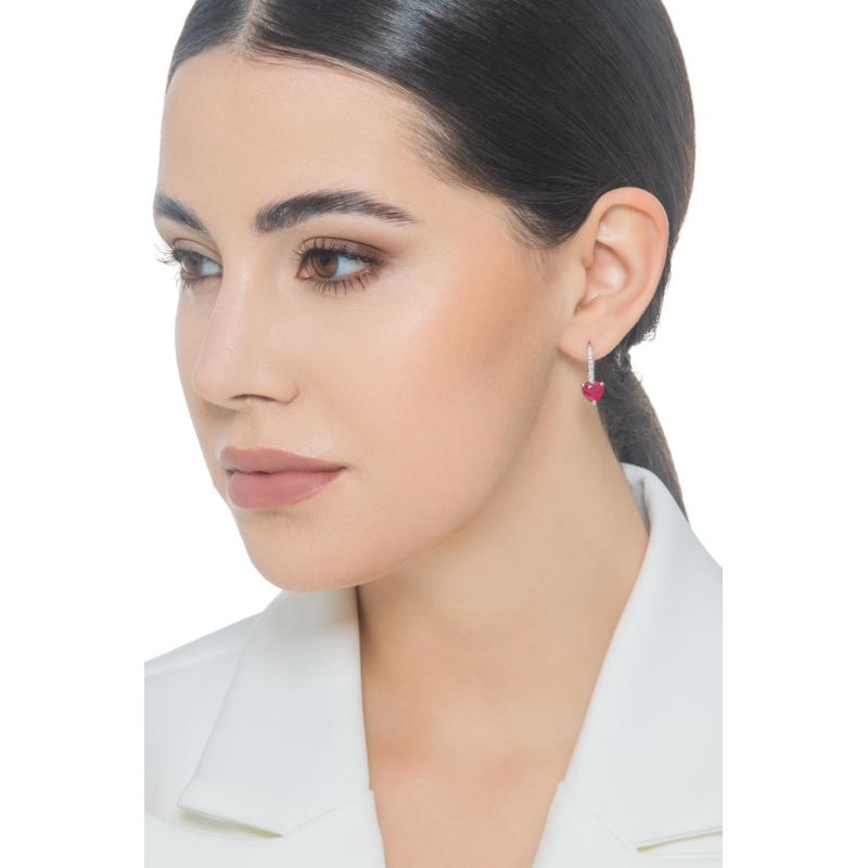Pendientes en oro blanco de 18k con rubí en forma de corazón