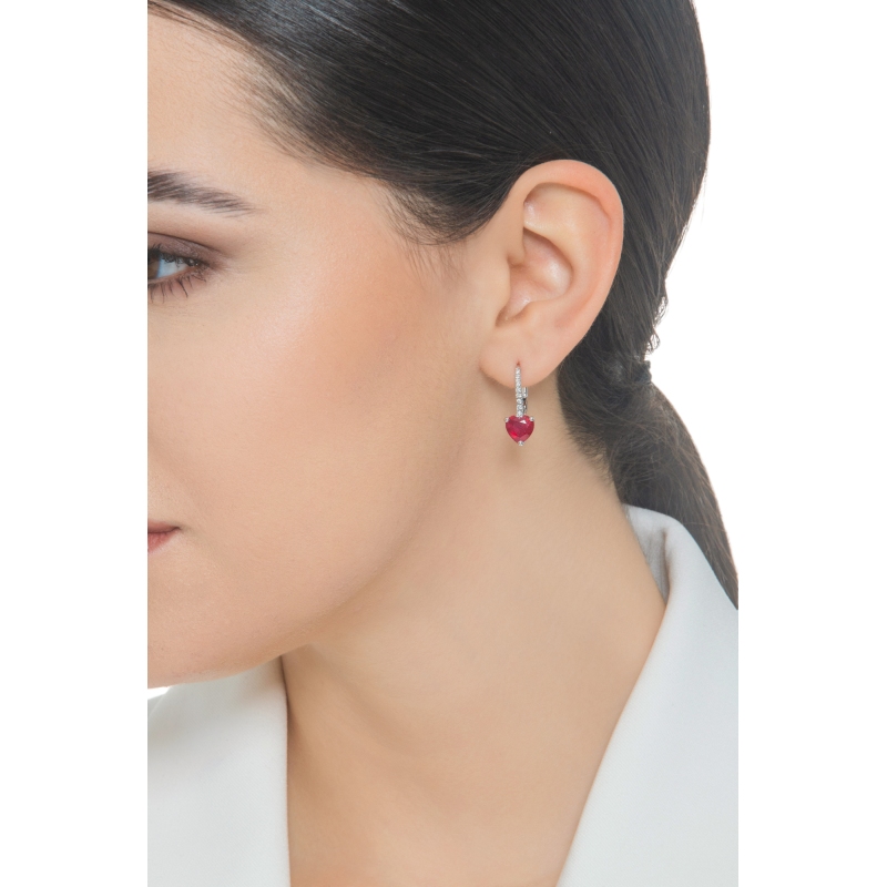 Pendientes en oro blanco de 18k con rubí en forma de corazón