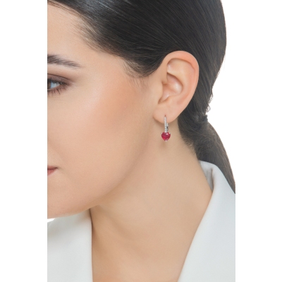 Pendientes en oro blanco de 18k con rubí en forma de corazón