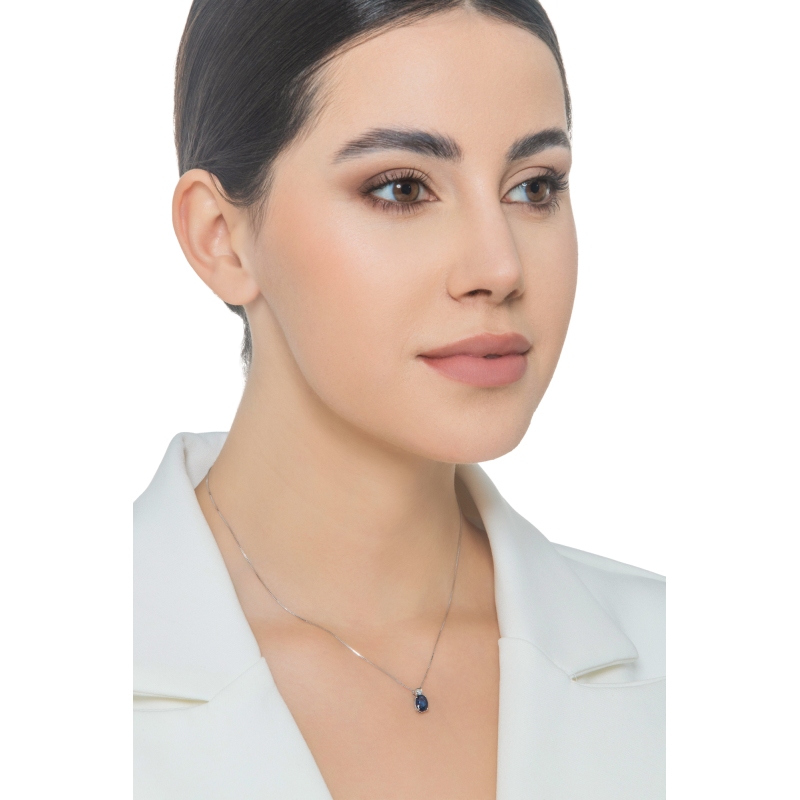 Collar en oro blanco de 18k con zafiro azul
