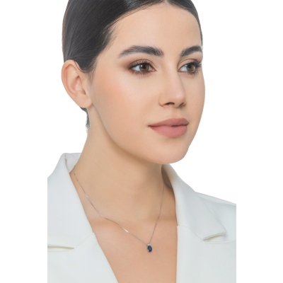 Collar en oro blanco de 18k con zafiro azul