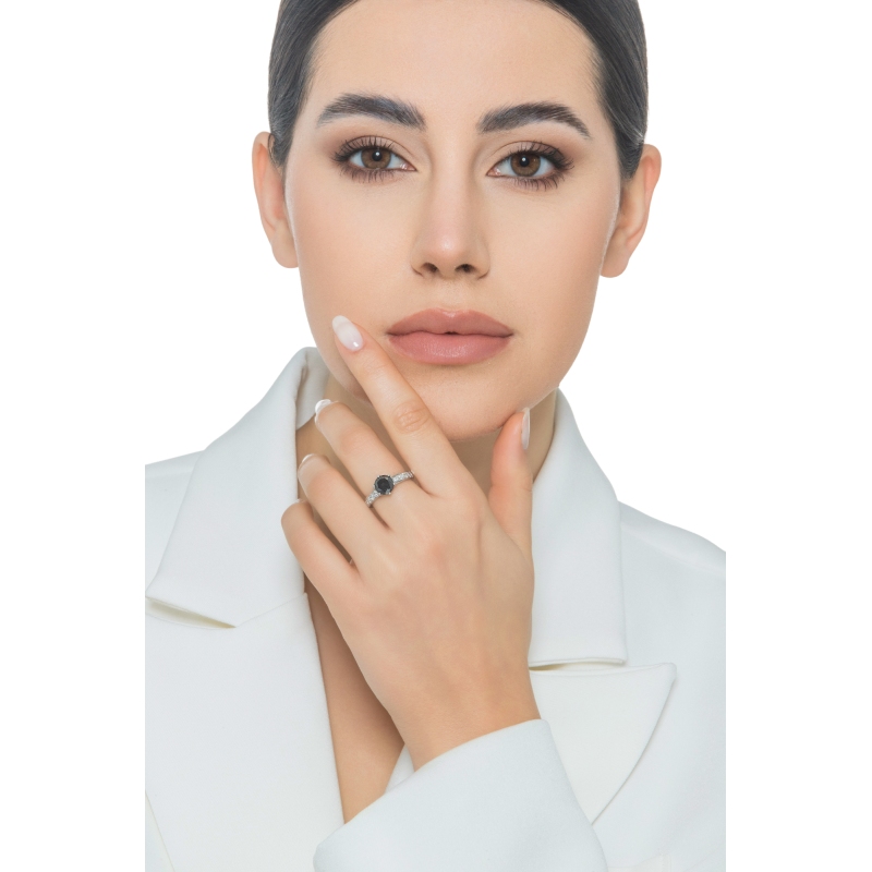 Anillo solitario en oro blanco 18k diamante negro Anillo solitario en oro blanco 18k diamante negro