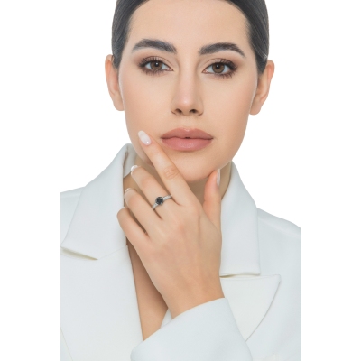 Anillo solitario en oro blanco 18k diamante negro