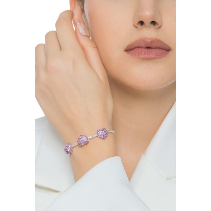 Brazalete en oro blanco 18k con tres corazones en zafiros rosas Brazalete en oro blanco 18k con tres corazones en zafiros rosas