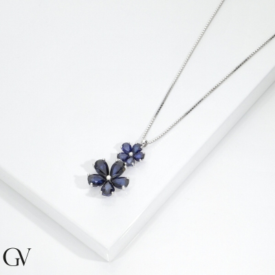 Collar en oro blanco de 18k con dos flores de zafiros azules