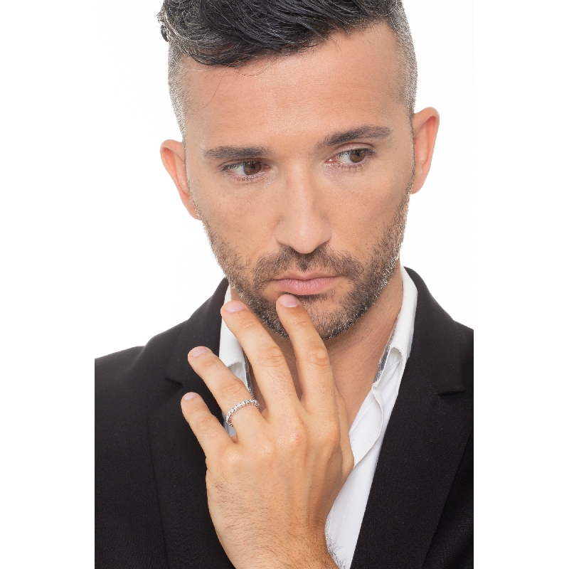 Anillo de oro blanco de 18 kilates y diamantes engastados  Anillo de oro blanco de 18 kilates y diamantes engastados