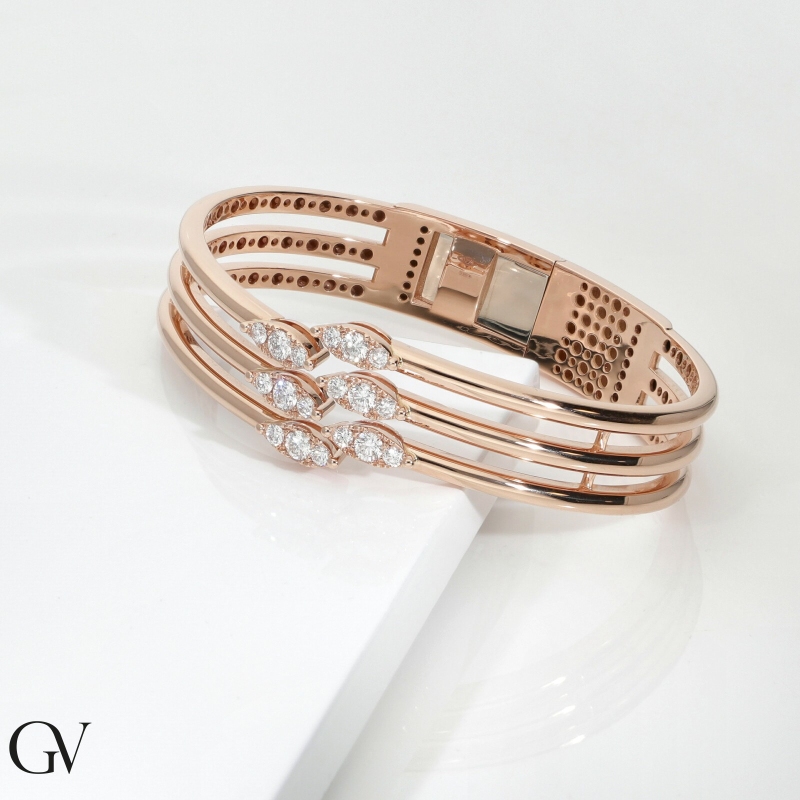 Brazalete de diseño en oro rosa de 18k con diamantes