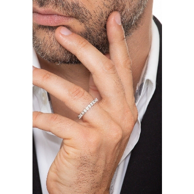 Anillo de oro blanco de 18 kilates y diamantes engastados 