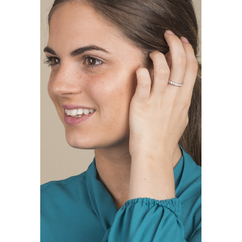 Anillo de oro blanco de 18 kilates y diamantes engastados  Anillo de oro blanco de 18 kilates y diamantes engastados