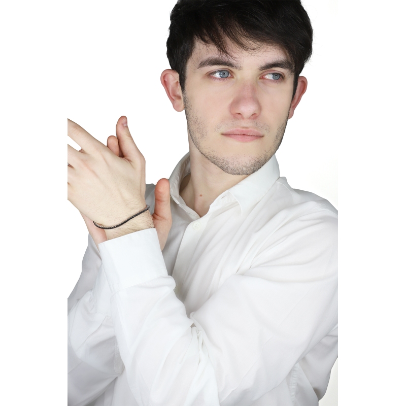 Brazalete tennis en oro blanco de 18 quilates con diamantes negros sobre oro ennegrecido