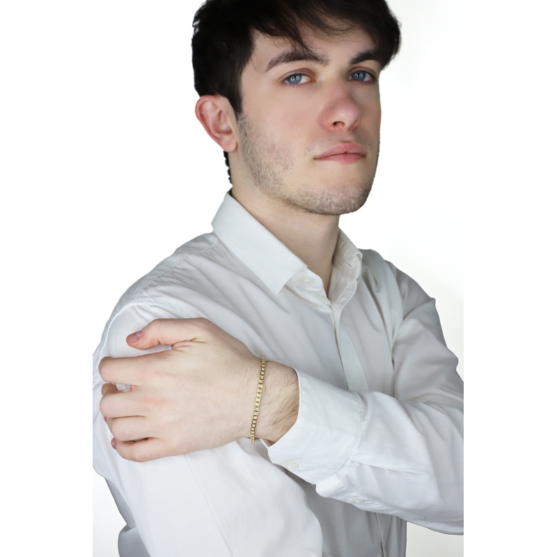 Pulsera Tennis cuadrada en oro amarillo de 18 quilates con diamantes talla brillante  Pulsera Tennis cuadrada en oro amarillo de 18 quilates con diamantes talla brillante