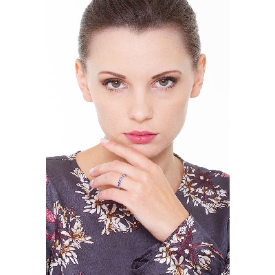 Anillo de eternidad con zafiros azules y diamantes oro blanco 18 kilates 