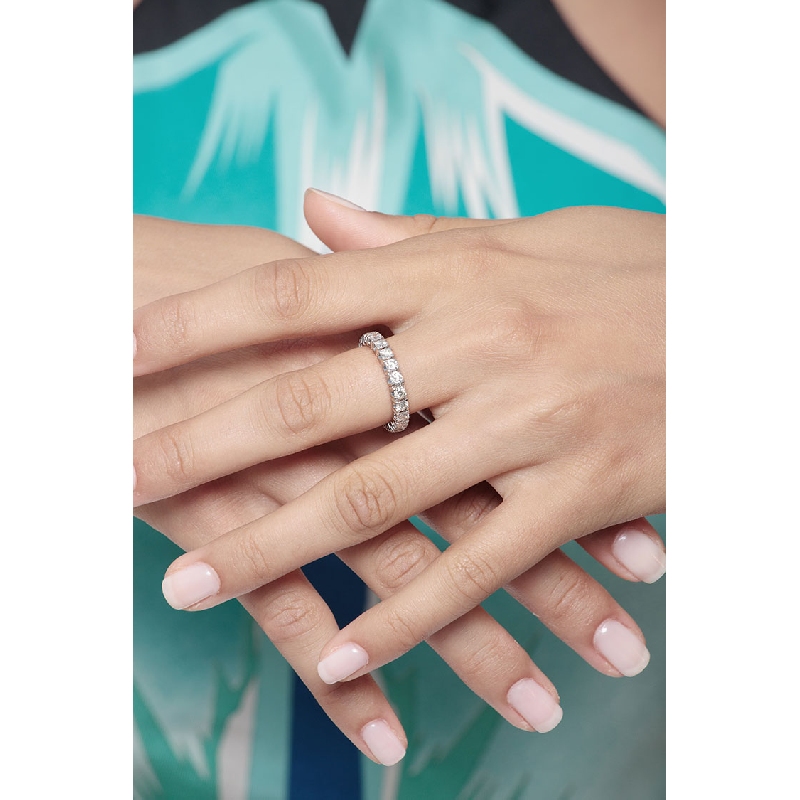 Alianza de eternidad en oro blanco de 18 kilates y diamantes