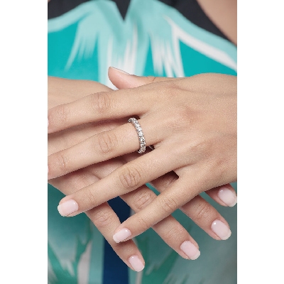 Alianza de eternidad en oro blanco de 18 kilates y diamantes