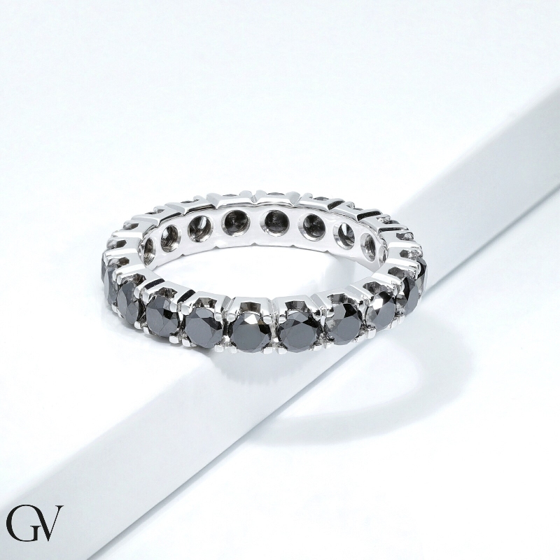 Anillo con diamantes negros en oro blanco de 18k Anillo con diamantes negros en oro blanco de 18k