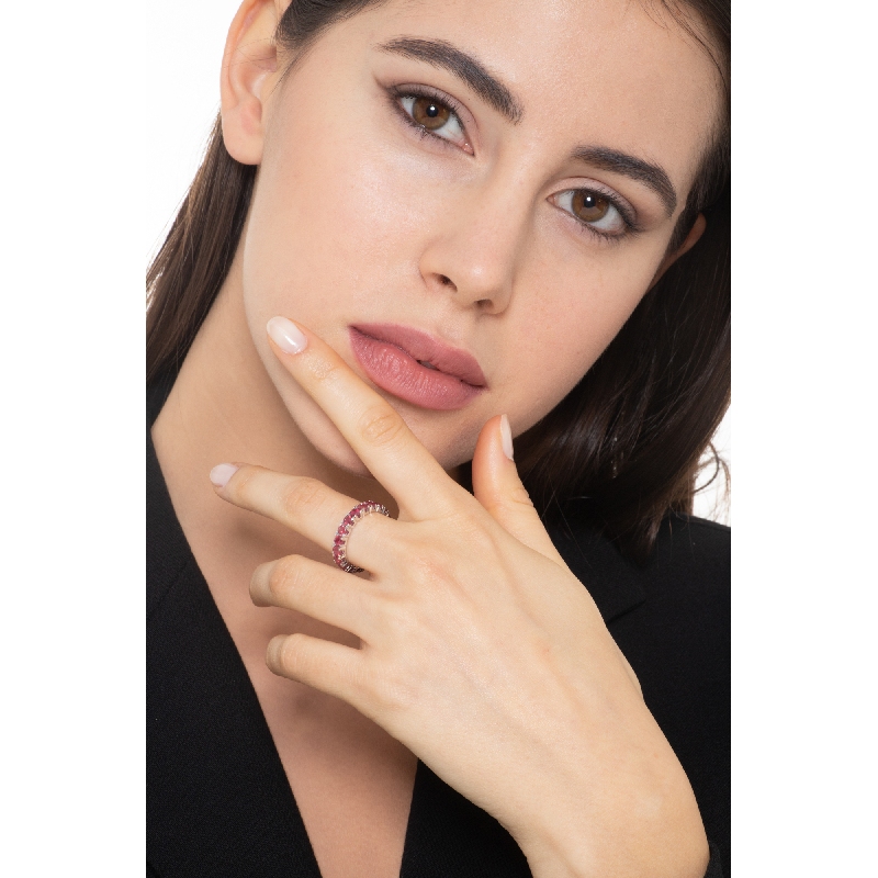 Anillo de eternidad en oro blanco 18 kilates con rubíes  Anillo de eternidad en oro blanco 18 kilates con rubíes