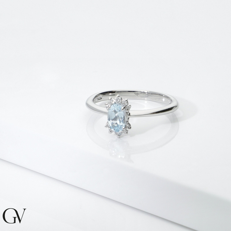 Anillo con aguamarina ovalada oro blanco 18K  Anillo con aguamarina ovalada oro blanco 18K