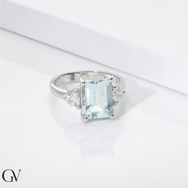 Anillo aguamarina rectangular y diamantes en oro blanco 18k  Anillo aguamarina rectangular y diamantes en oro blanco 18k