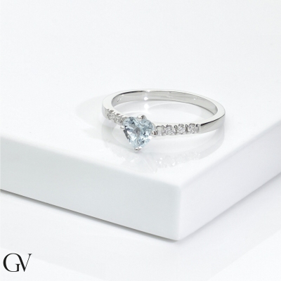 Anillo con aguamarina corazón y diamantes en oro blanco 18k